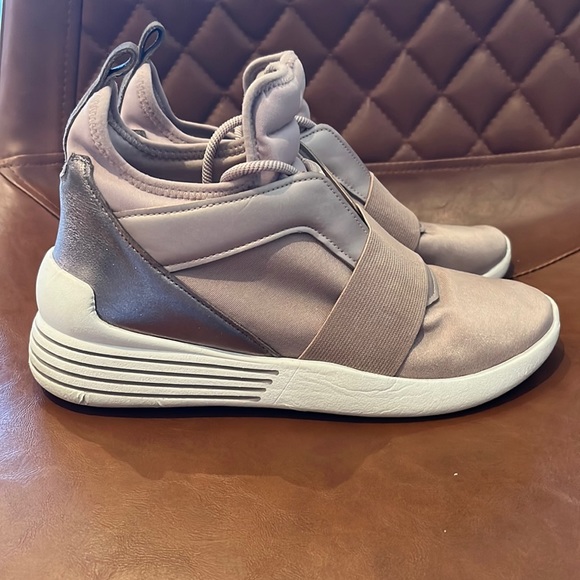 Rare find Kendall +Kylie sneakers worn a couple times in great condition. - Picture 1 of 4